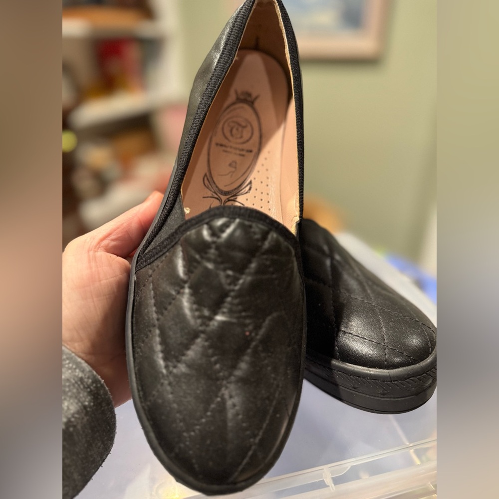 Black Flats. Barely worn, no scuffs. Size 8